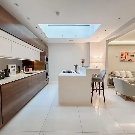 Elegant And Spacious Apartment In Prime London